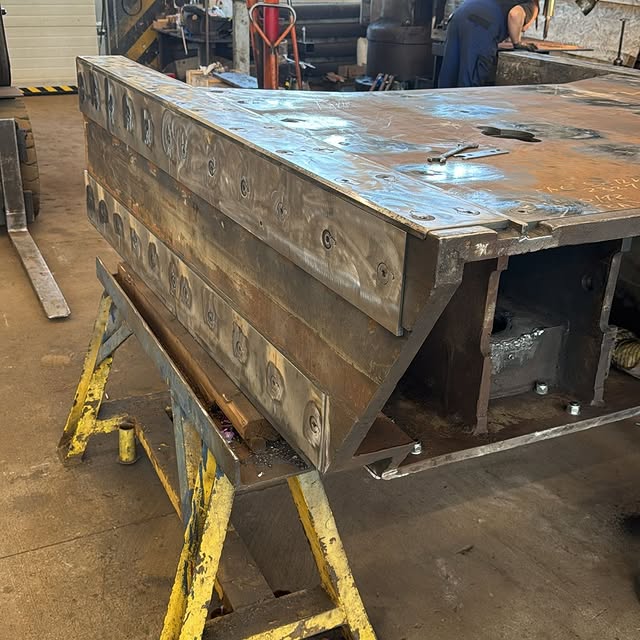 🔧 
Naši chlapi dotáhli do konce kompletní renovaci semi-mobilních nůžek ŽĎAS CNS 730 pro TSR Brno - Modřice.💪